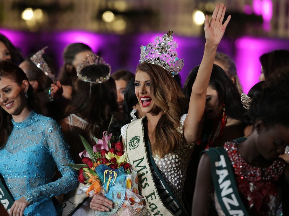 Alyz Henrich z venezuely oslavuje své vítězství v prestižní soutěži Miss Earth