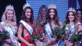 Miss Face 2015 má své vítězky. Královnou krásy se stala Barbora Hamplová (druhá zleva), první vicemiss Monika Vaculíková, druhou vicemiss Natálie Myslíková a miss internet Veronika Thielová.