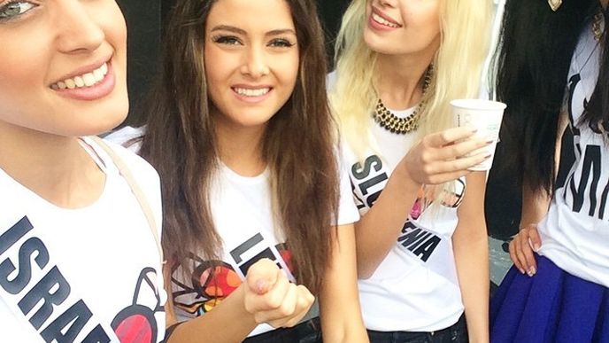 Izraelská a libanonská Miss na společné selfie