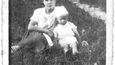 Se svou sestřenicí (Krystyna vpravo) v roce 1938