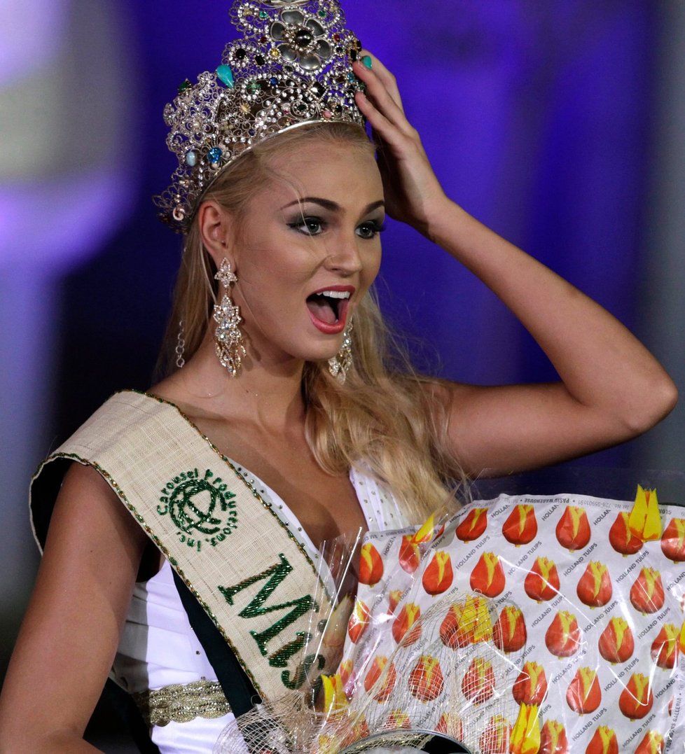 Tereza Fajksová s korunkou pro královnu krásy Miss Earth 2012