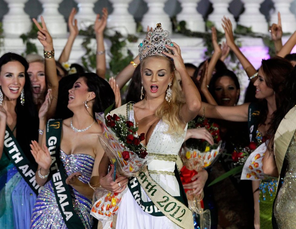 Tereza Fajksová právě přebrala korunku pro Miss Earth 2012