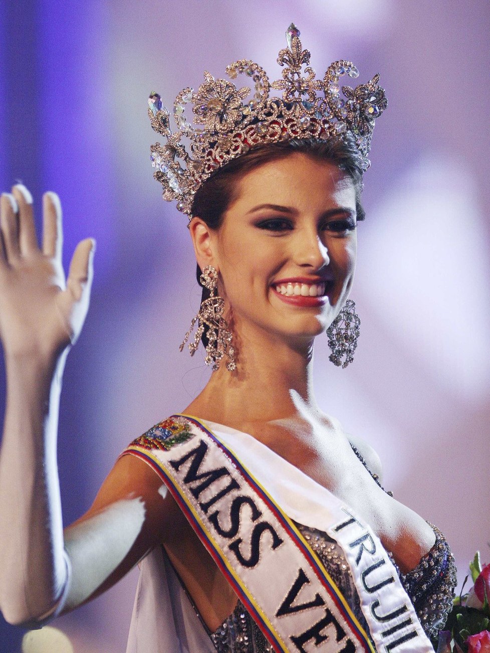 Stefania Fernandez v roce 2008, kdy se radovala z titulu Miss Universe.