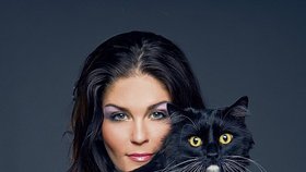 Dokonalý pár »kočky« s kocourem tvoří 2. česká vicemiss 2008 Elisavet Charalambidu s černobílým Františkem