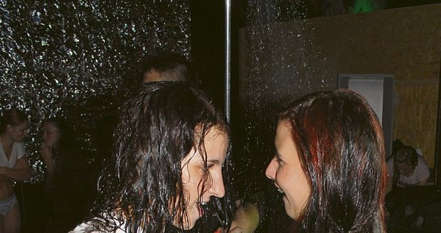 Tereza a Gabriela šly pod sprchu spolu.