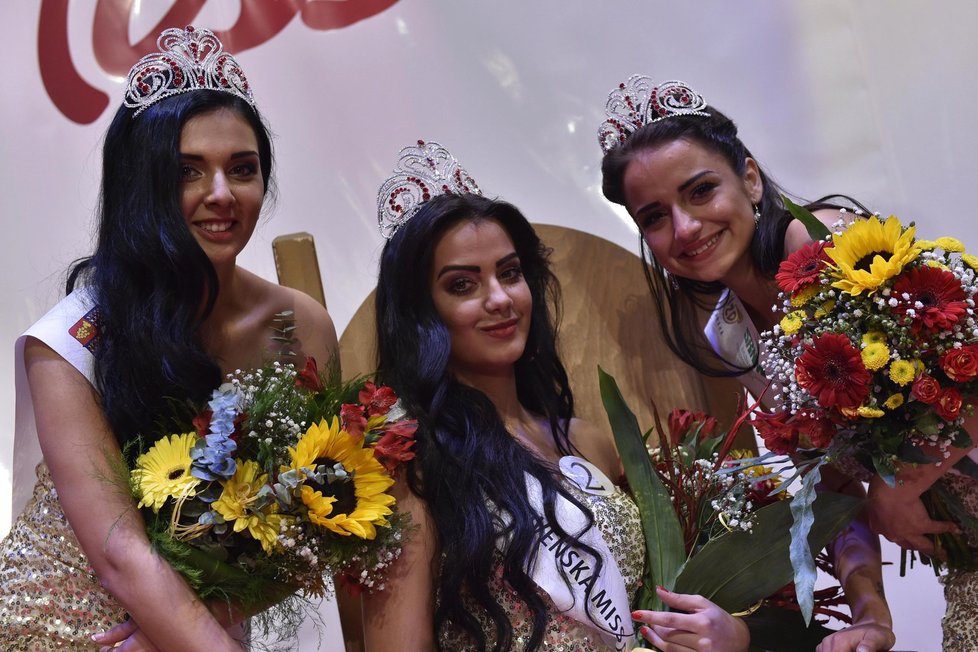 Dvacetiletá Adriana Malíková ze západoslovenských Gbel se 24. září stala vítězkou Československé Miss Roma 2016 při finále soutěže romské kultury v Hodoníně. Vlevo druhá osmnáctiletá Marie Balogová z Brna, vpravo třetí šestnáctiletá Sabina Šestáková ze Strakonic.