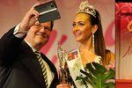 Zdeněk Škromach si při vyhlášení výsledků Miss Roma 2015 udělal selfie s vítězkou