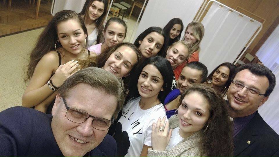 Příprava finalistek na galavečer: Škromach si udělal selfie se všemi romskými kráskami. I šéfem poroty Jandou