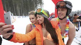 K sexy Gábině a Agátě na selfie přiskočil fanoušek, který se kolegiálně také svlékl do půl těla.