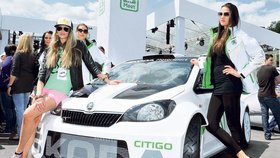 České krásky Michaela Štoudková, Denisa Domanská a Kateřina Sokolová (zleva) pózovaly u studie Škoda Citigo rallye