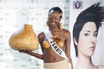Miss Zambia, jejíž model se skládá z sukně a podprsenky, vypadá žalostně. Model jí nesedí a už vůbec nelichotí postavě. Sukně je posazená příliš vysoko a dýně, které tvoří košíčky podprsenky, ňadra Alice Musukwa deformují.