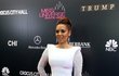 Mel B, členka Spice Girls, na červeném koberci před finálovým večerem Miss Universe v Moskvě