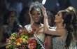 Leila Lopez přebírá korunku Miss Universe.