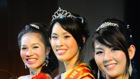 Vítězky prvního ročníku soutěže Miss Vietnam ČR. Nejkrásnější Nguyen Mai Anh je uprostřed.