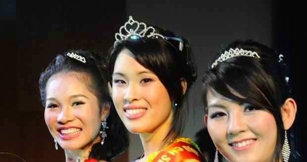 Vítězky prvního ročníku soutěže Miss Vietnam ČR. Nejkrásnější Nguyen Mai Anh je uprostřed.