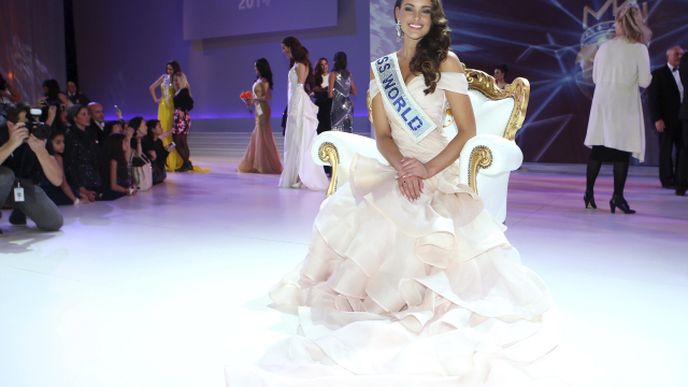 Jihoafričanka Rolene Straussová vyhrála londýnské finále soutěže Miss World 2014.