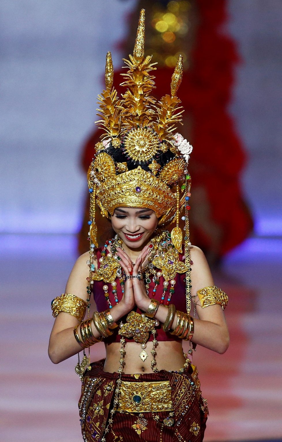 Na Miss World nechyběla ani vystoupení kandidátek - oblékly rozličné kostýmy, zpívaly i tančily (14.12.2019)