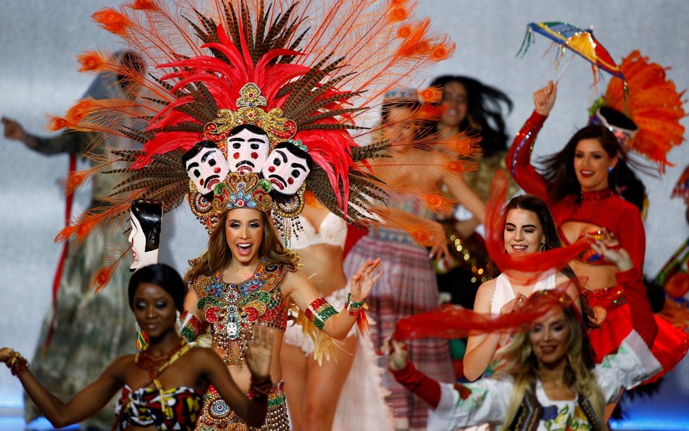 Na Miss World nechyběla ani vystoupení kandidátek - oblékly rozličné kostýmy, zpívaly i tančily (14. 12. 2019).