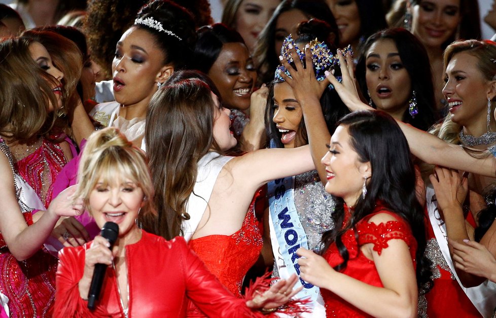 Na Miss World nechyběla ani vystoupení kandidátek - oblékly rozličné kostýmy, zpívaly i tančily (14. 12. 2019).
