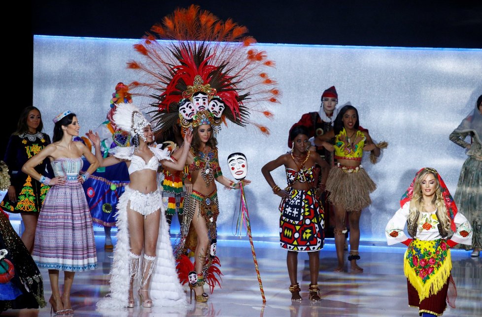 Na Miss World nechyběla ani vystoupení kandidátek - oblékly rozličné kostýmy, zpívaly i tančily (14. 12. 2019).