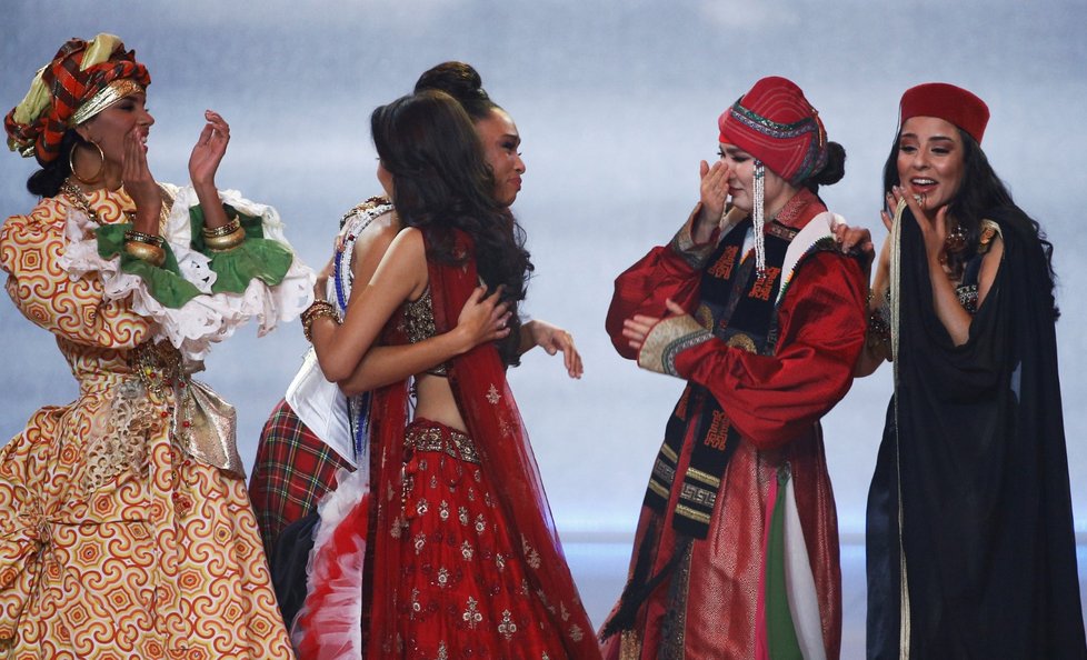 Na Miss World nechyběla ani vystoupení kandidátek - oblékly rozličné kostýmy, zpívaly i tančily (14.12.2019)