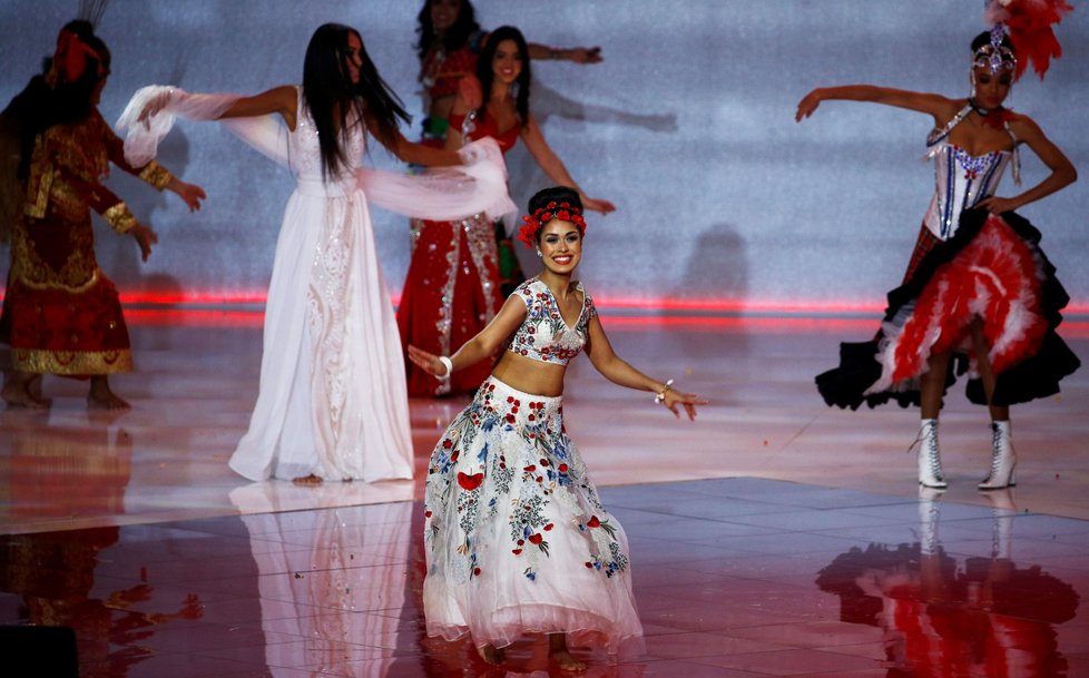 Na Miss World nechyběla ani vystoupení kandidátek - oblékly rozličné kostýmy, zpívaly i tančily (14. 12. 2019).