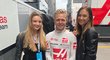 Dvě missky. Kevin Magnussen ze stáje Haas se zvěčnil se Šteflíčkovou i další modelkou Křivánkovou