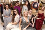 Adeptky na titul Česká Miss 2012 pózují v modelech Temperley London v butiku Obsession a příliš suverénně nepůsobí. Spíš vypadají jako dívky z dobrých rodin, které čeká tzv. uvedení do společnosti.