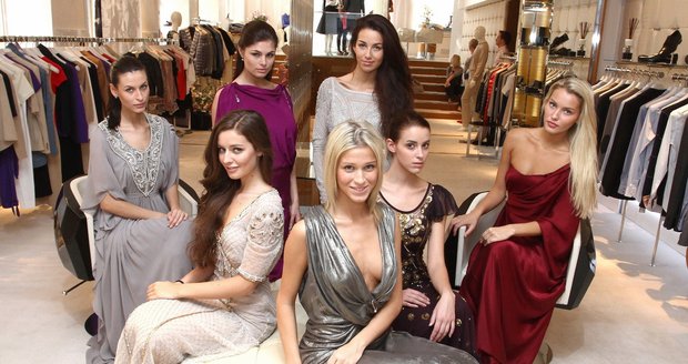 Adeptky na titul Česká Miss 2012 pózují v modelech Temperley London v butiku Obsession a příliš suverénně nepůsobí. Spíš vypadají jako dívky z dobrých rodin, které čeká tzv. uvedení do společnosti.
