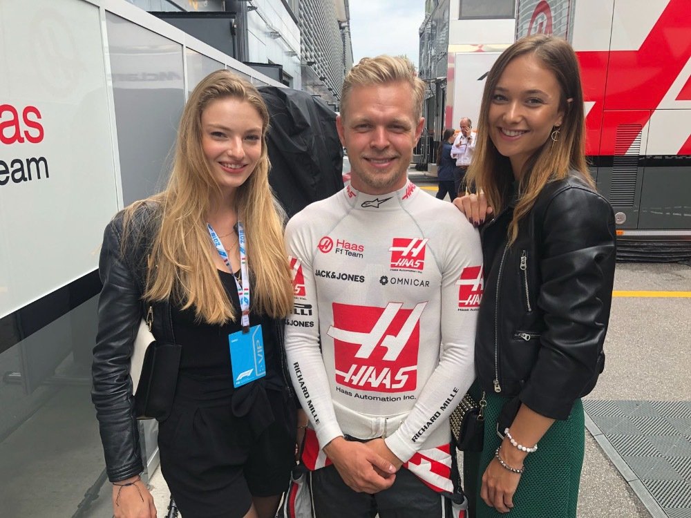 Dvě missky. Kevin Magnussen ze stáje Haas se zvěčnil se Šteflíčkovou i další modelkou Křivánkovou