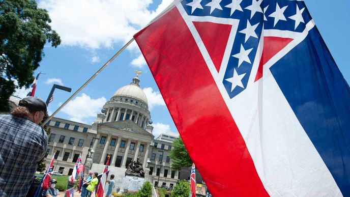 Úmysl odstranit znak Konfederace z vlajky státu Mississippi vyvolal v tamním hlavním městě Jacksonu četné protesty.