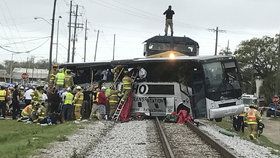 Při srážce vlaku s autobusem v USA zemřeli nejméně čtyři lidé.