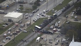 Při srážce vlaku s autobusem v USA zemřeli nejméně čtyři lidé.