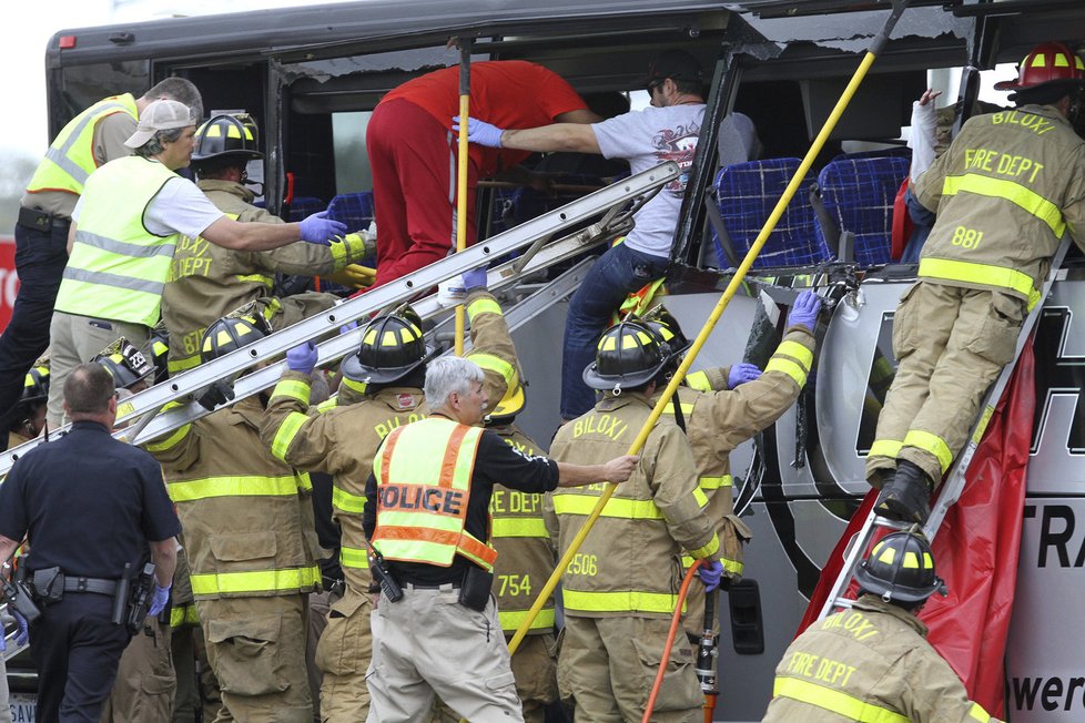 Při srážce vlaku s autobusem v USA zemřeli nejméně čtyři lidé.