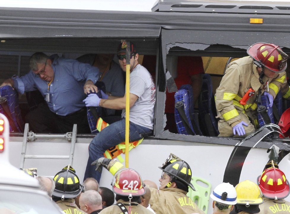 Při srážce vlaku s autobusem v USA zemřeli nejméně čtyři lidé.