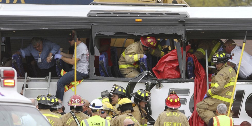 Při srážce vlaku s autobusem v USA zemřeli nejméně čtyři lidé.