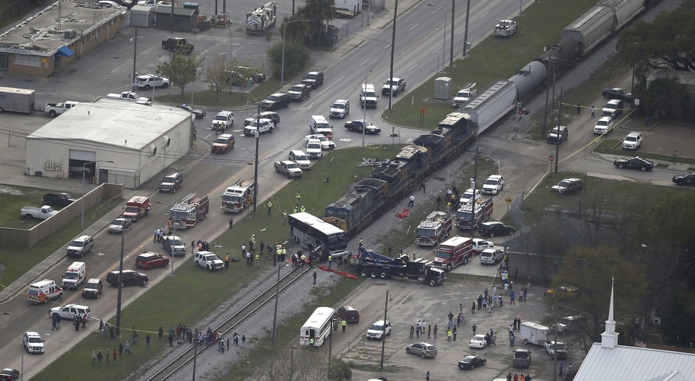 Při srážce vlaku s autobusem v USA zemřeli nejméně čtyři lidé.