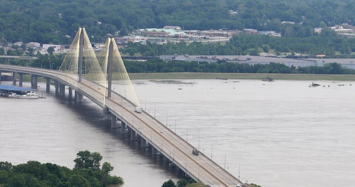 Most u St. Louis je kvůli záplavám uzavřený