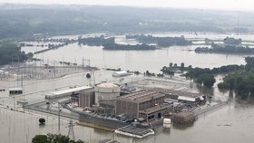 Jaderná elektrárna Fort Calhoun je obehnaná protipovodňovou hrází