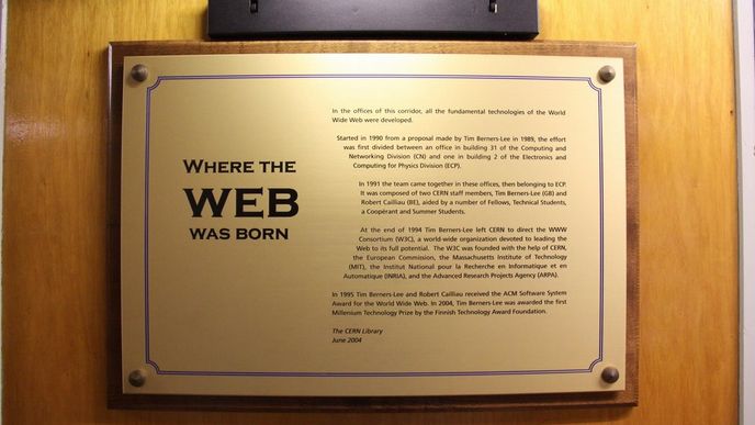 Místo, kde vznikl WWW. Plaketa je umístěna mezi dvěma kancelářemi v areálu CERN v budově 1, kde došlo k jeho prvnímu spuštění