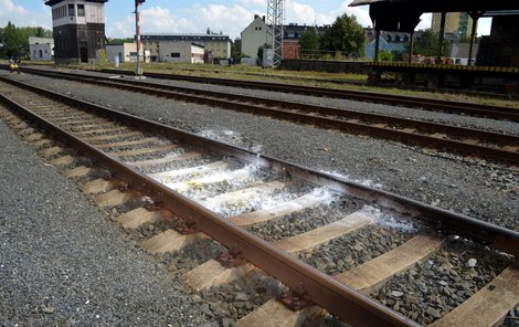 Místo tragédie. Krev Světlany Z. na kolejích u krnovského nádraží zasypali sorbentem.