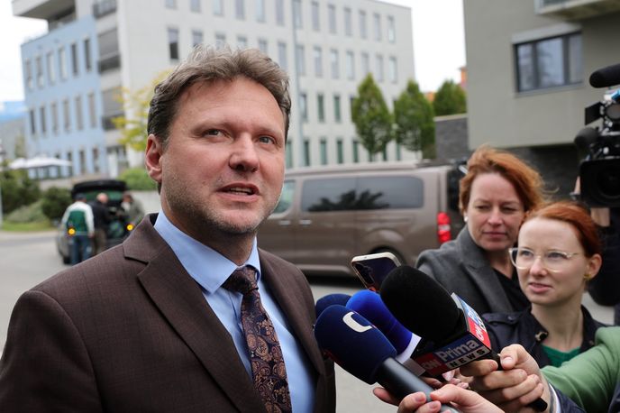 Místopředseda ANO Radek Vondráček přišel do volebního štábu (4. 10. 2025). Místopředseda ANO Radek Vondráček přišel do volebního štábu (4. 10. 2025).