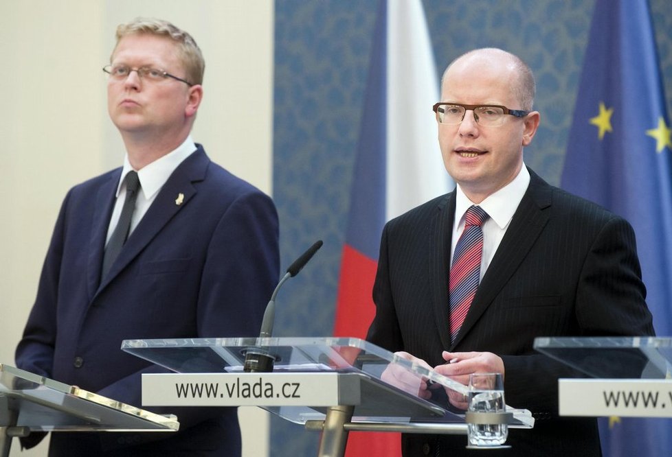 Místopředseda vlády pro vědu, výzkum a inovace Pavel Bělobrádek (vlevo) a premiér Bohuslav Sobotka