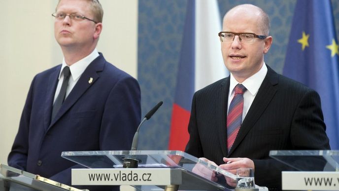 Místopředseda vlády pro vědu, výzkum a inovace Pavel Bělobrádek (vlevo) a premiér Bohuslav Sobotka