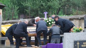 Pohřeb místostarosty a jeho ženy, kterou zastřelil samopalem: Ve společném hrobu budou navěky odpočívat vrah i jeho oběť