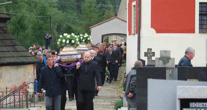 Smuteční průvod nese na hřbitov ve Slavíkovicích na Teplicku rakve místostarosty a jeho manželky, kterou zastřelil samopalem