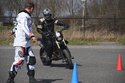 Za řídítky se jeví kužely zatraceně blízko, kromě toho jako začátečník motogymkhany absolutně netuším, co mám za kterým udělat