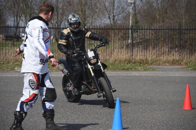 Za řídítky se jeví kužely zatraceně blízko, kromě toho jako začátečník motogymkhany absolutně netuším, co mám za kterým udělat