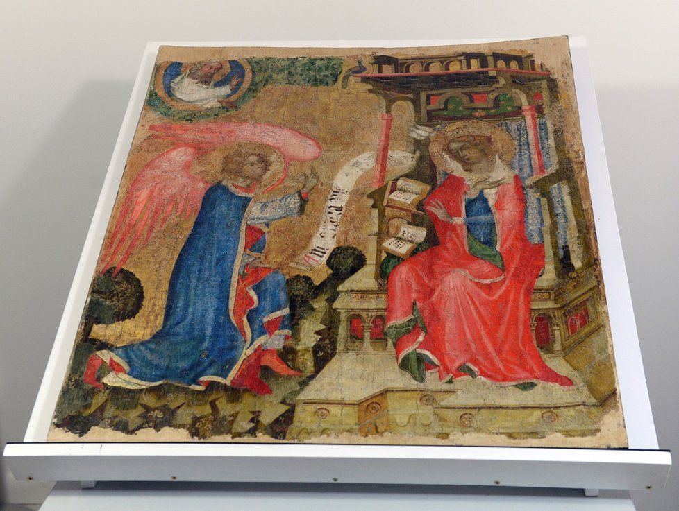 Středověký deskový obraz s námětem Zvěstování Panně Marii (na archivním snímku z 12. dubna 2019), který odborníci připisují Mistru Vyšebrodského oltáře, půjde do aukce. Měla by se konat ještě letos, kdo dílo bude dražit, zatím není jasné.
