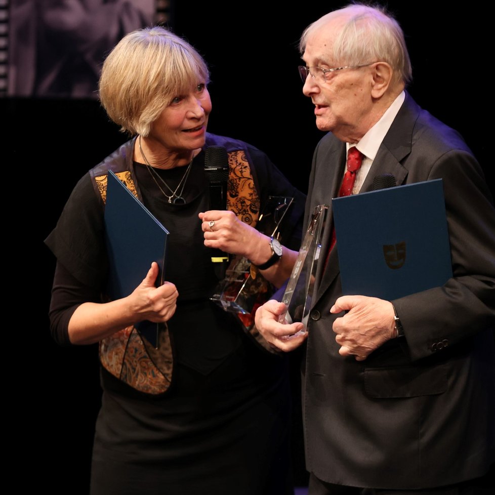 Jiří Suchý a Jitka Molavcová získali cenu za celoživotní přínos showbyznysu.